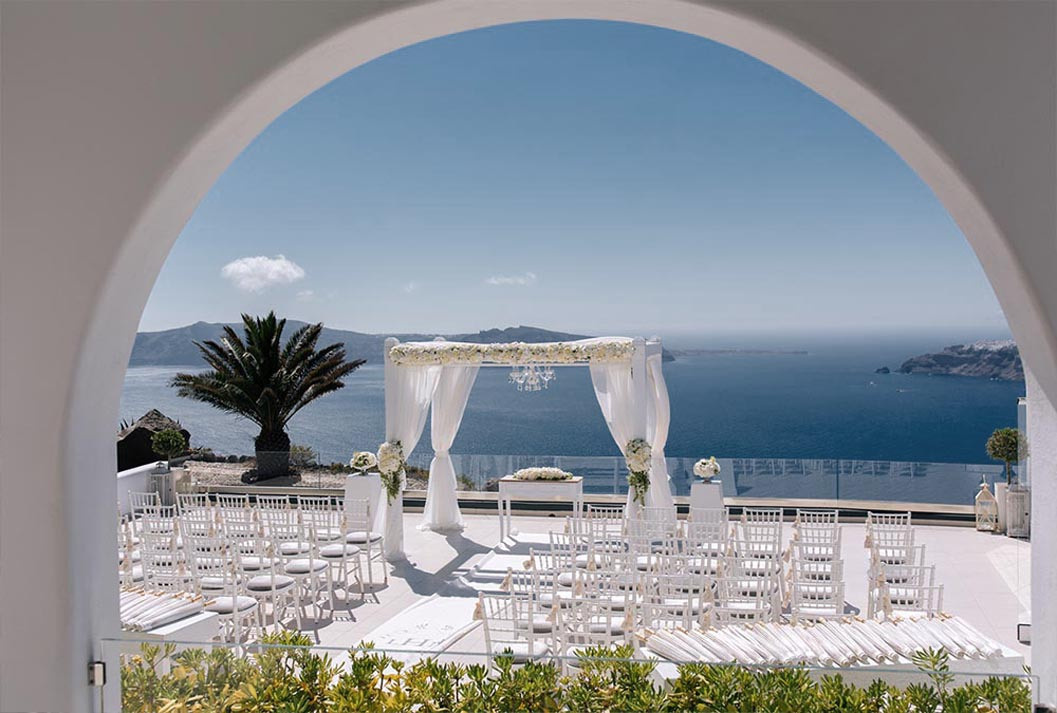 Свадебная площадка для церемонии на Санторини. Свадьба, банкет в Греции.