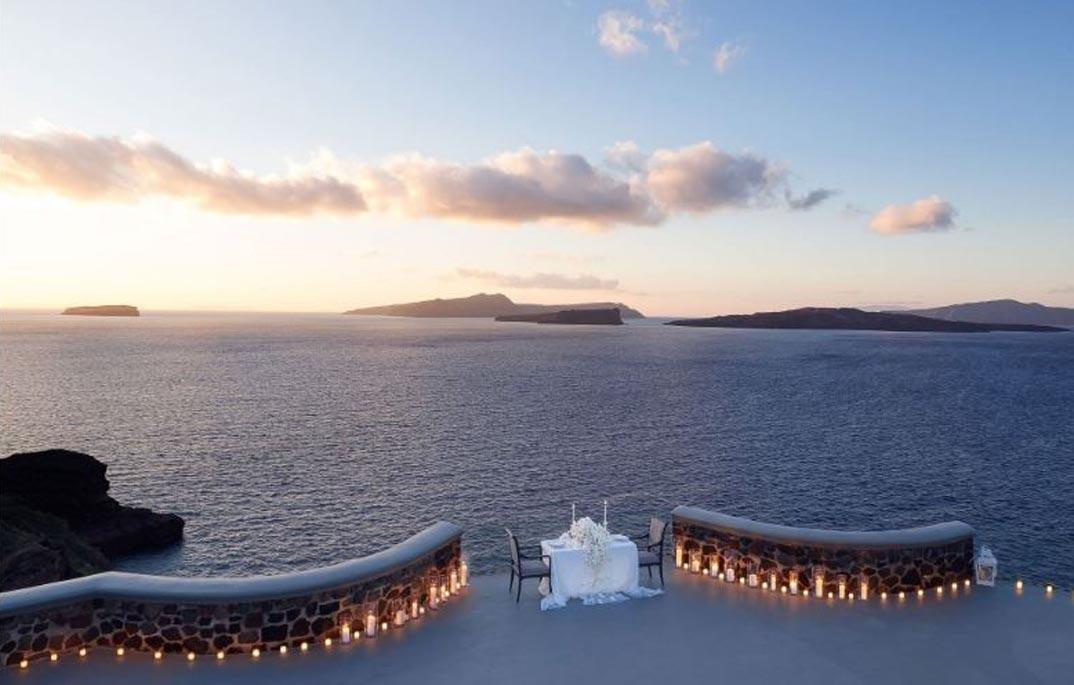 Свадебная площадка для церемонии на Санторини. Свадьба, банкет в Греции.