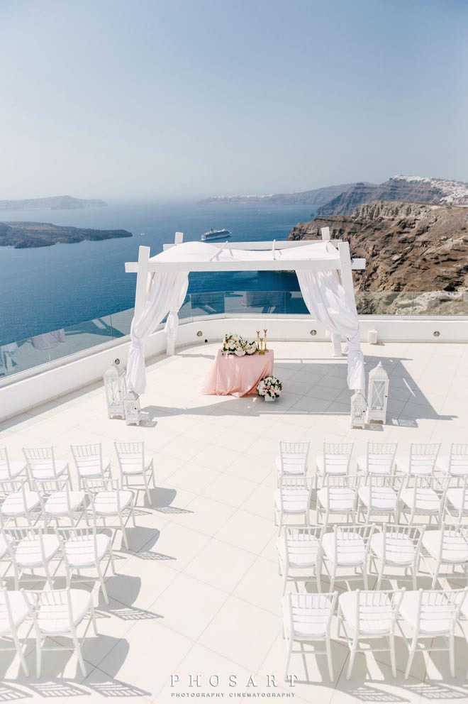 Свадебная площадка для церемонии на Санторини. Свадьба, банкет в Греции.