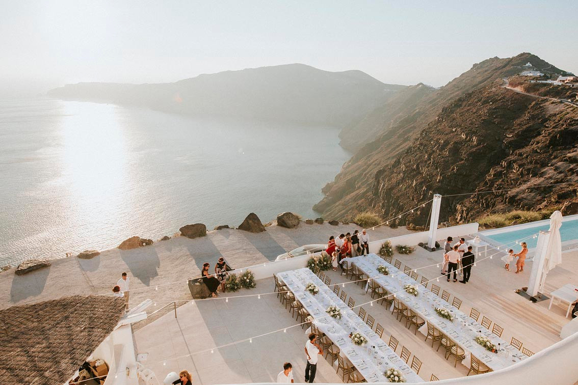 Свадебная площадка для церемонии на Санторини. Свадьба, банкет в Греции.