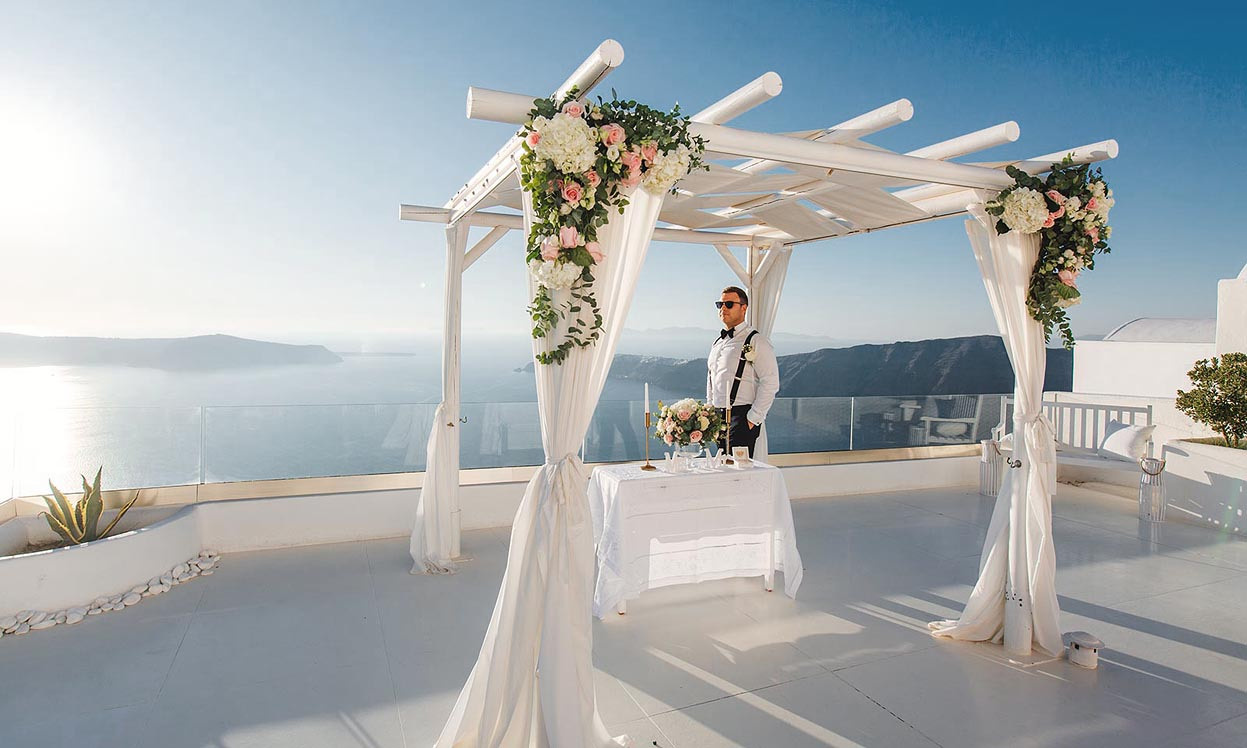 Свадебная площадка для церемонии на Санторини. Свадьба, банкет в Греции.