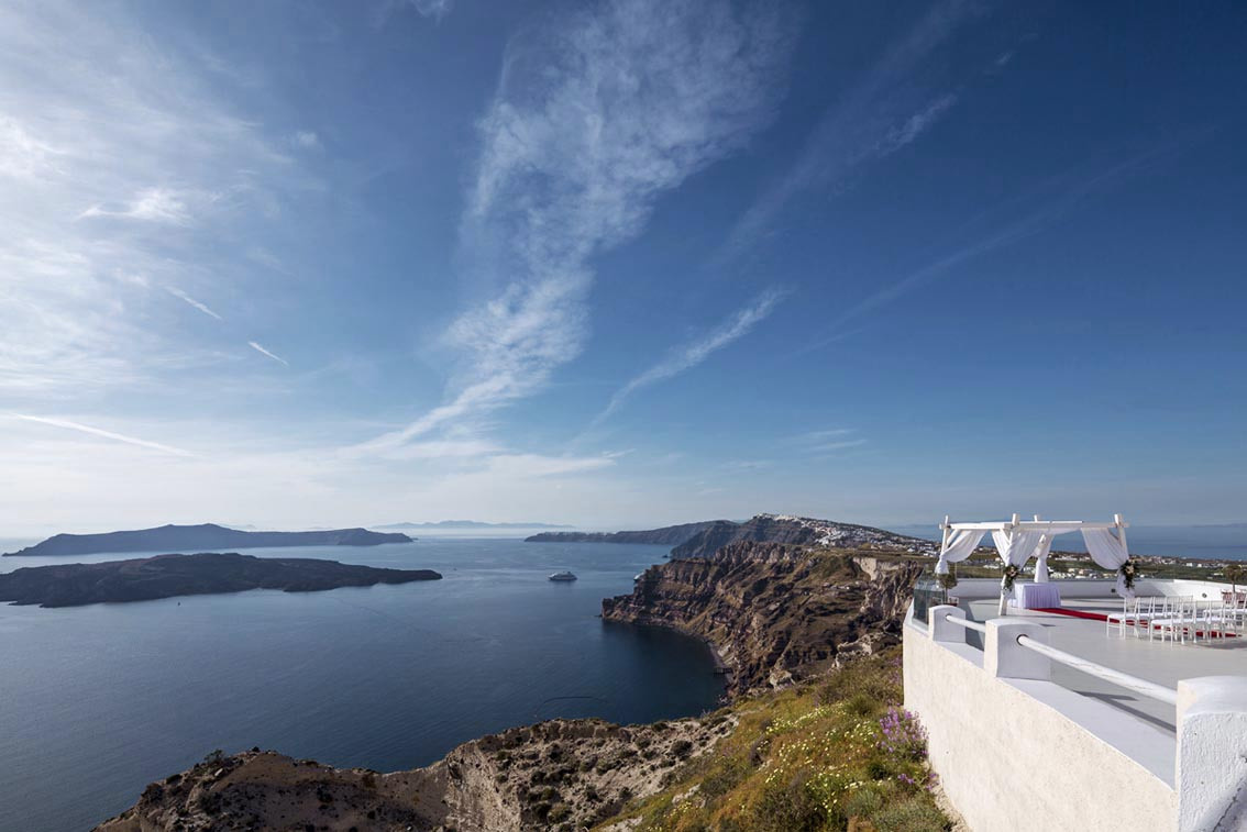 Свадебная площадка для церемонии на Санторини. Свадьба, банкет в Греции.