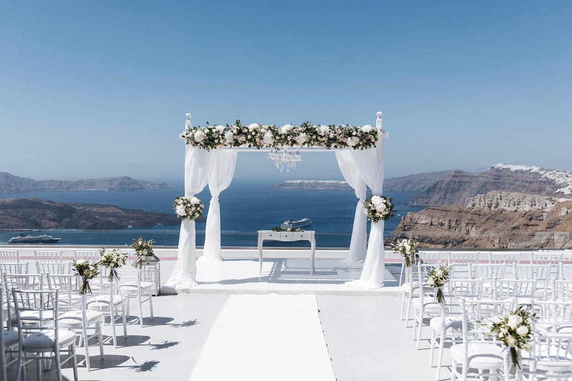 Свадебная площадка для церемонии на Санторини. Свадьба, банкет в Греции.