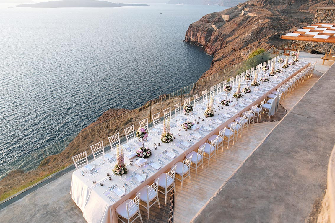Свадебная площадка для церемонии на Санторини. Свадьба, банкет в Греции.