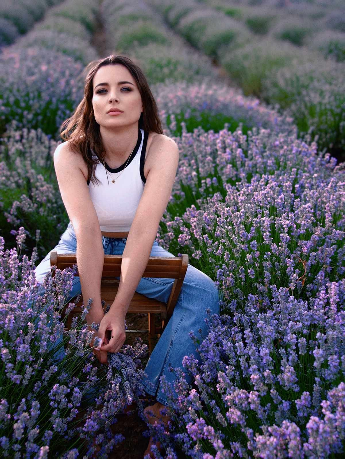 девушка сидит на стуле в лавандовом поле лайфстайл фото