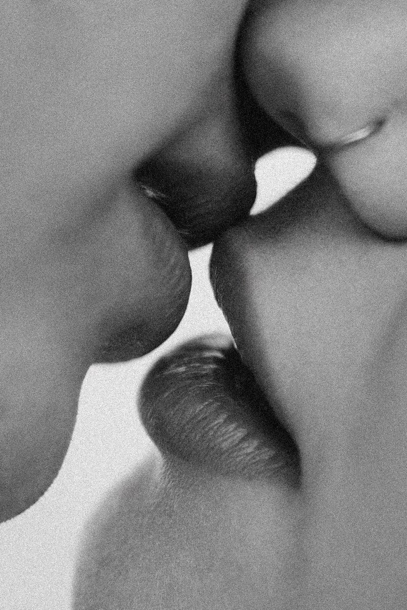 интимная фотография пары во время камерной свадьбы в Римини