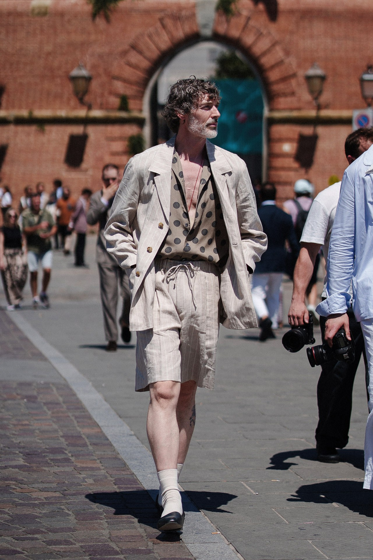 Street style da Pitti Uomo 110, ospite in completo di lino rilassato con shorts fuori dalla Fortezza da Basso
