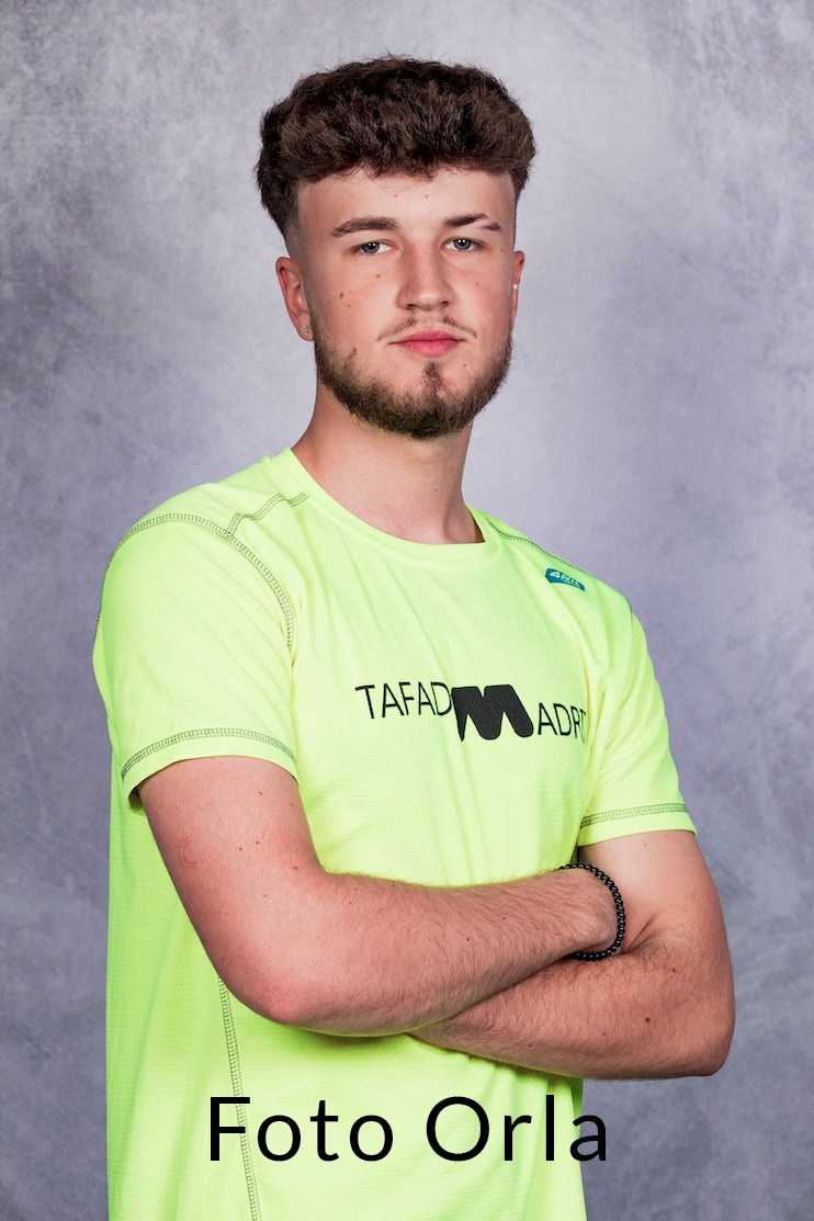 Fotografía escolar profesional en Madrid, Fotógrafo escolar capturando momentos en el aula, Reportaje de fotografía escolar para graduaciones y fin de curso, Fotos de alumnos en colegios y academias, Paquetes de fotografía escolar personalizados para cada centro, Fotografía de actividades escolares y eventos educativos, Fotografía de concursos y actividades escolares, Foto de grupo de estudiantes con uniforme escolar, Sesión de fotos para recuerdos escolares, Orlas de graduación para colegios institutos y universidades, Orlas escolares online y personalizadas, Orla de fin de curso con diseño profesional, Fotografía para orlas creativas y originales, Alumno sosteniendo su orla de graduación, Orlas infantiles con diseños divertidos y coloridos, Orlas de bachillerato con fotos profesionales, Visitas virtuales para colegios y escuelas, Tour virtual educativo para instituciones académicas, Carpeta de fotografías escolares personalizadas, Entrega de premios en concurso de fotografía escolar, Fotografía documental escolar momentos en clase y recreo, Taller de fotografía escolar para estudiantes