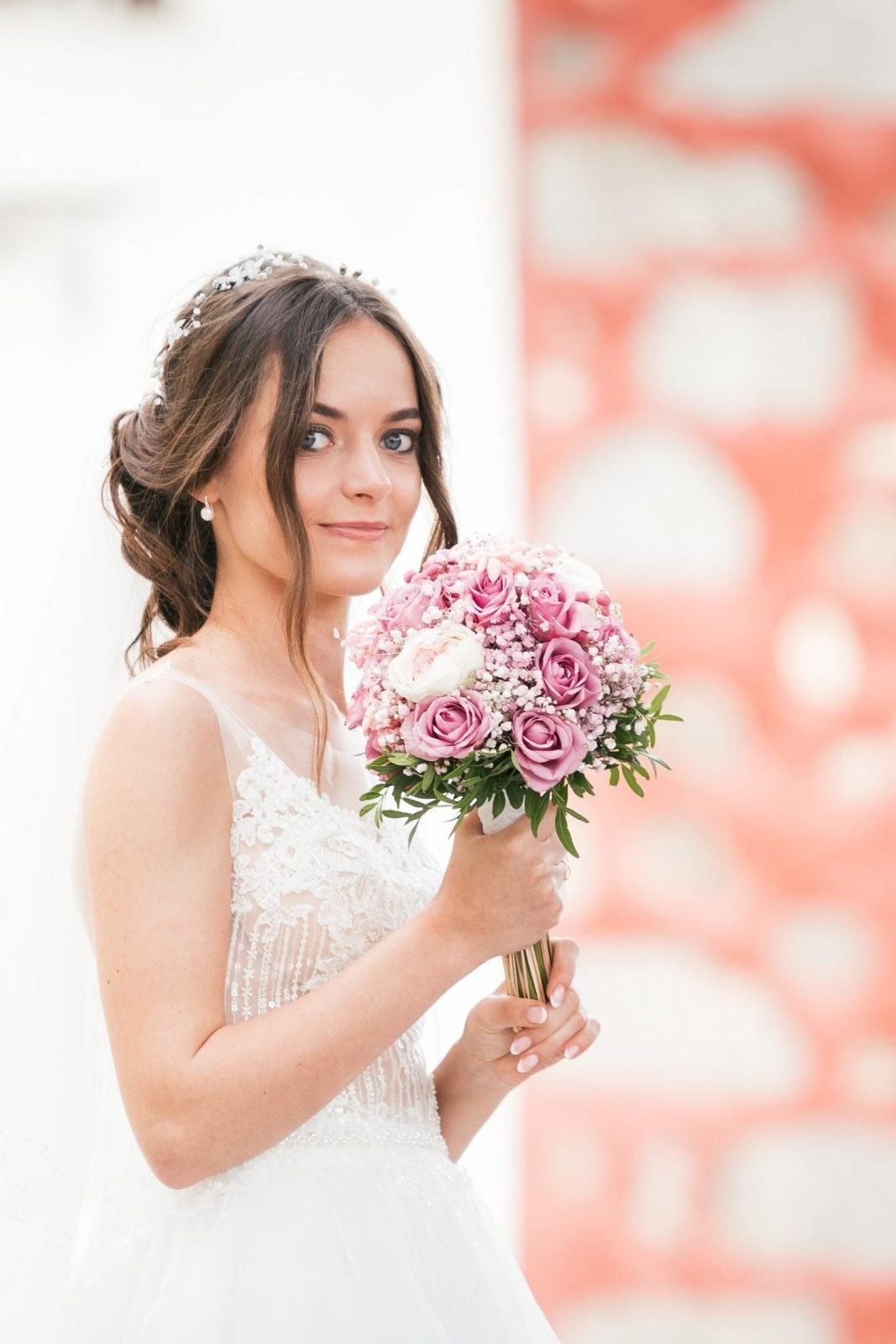 Une belle mariée dans une robe de mariée tenant un bouquet.