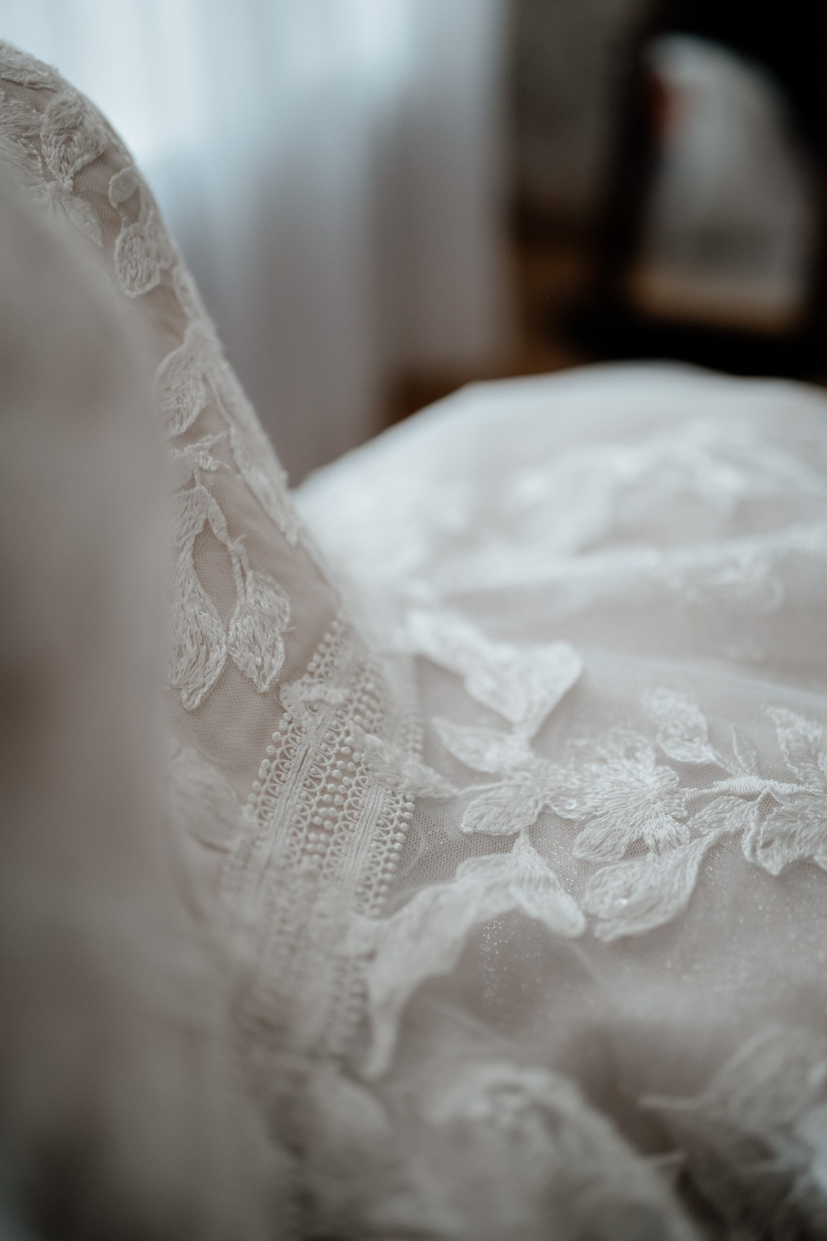 Brautkleid im Detail vor der Hochzeit im Brückenbaron