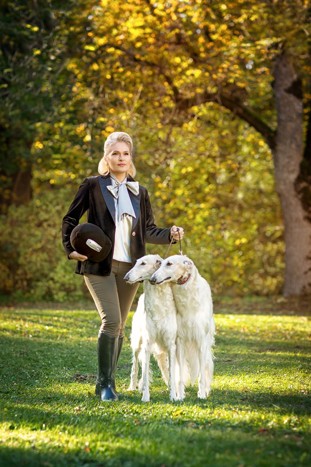 Портрет женщины с белой борзой в осеннем парке, атмосфера аристократии