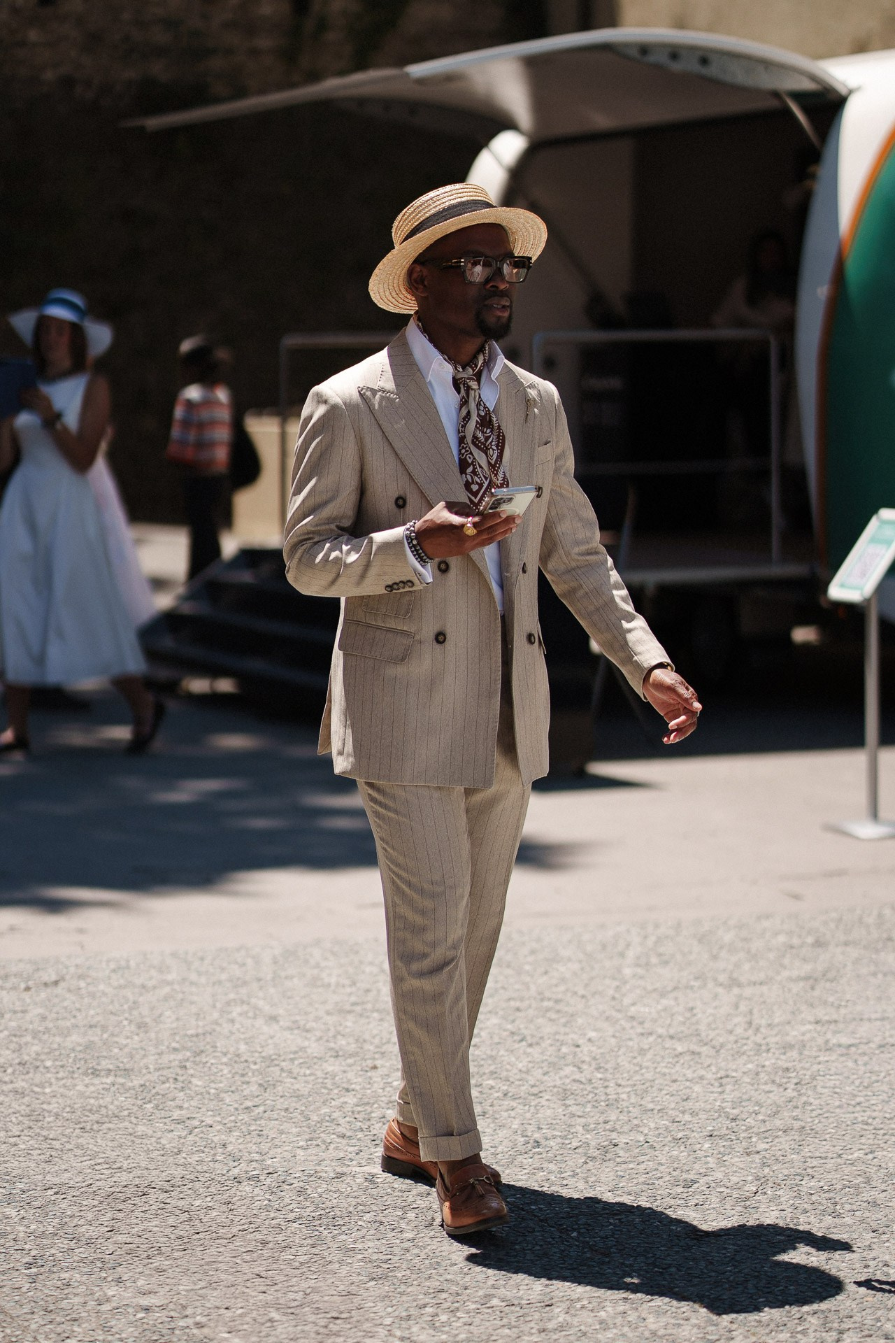 Street style da Pitti Uomo 110, ospite in completo di lino beige e cappello di paglia a Firenze