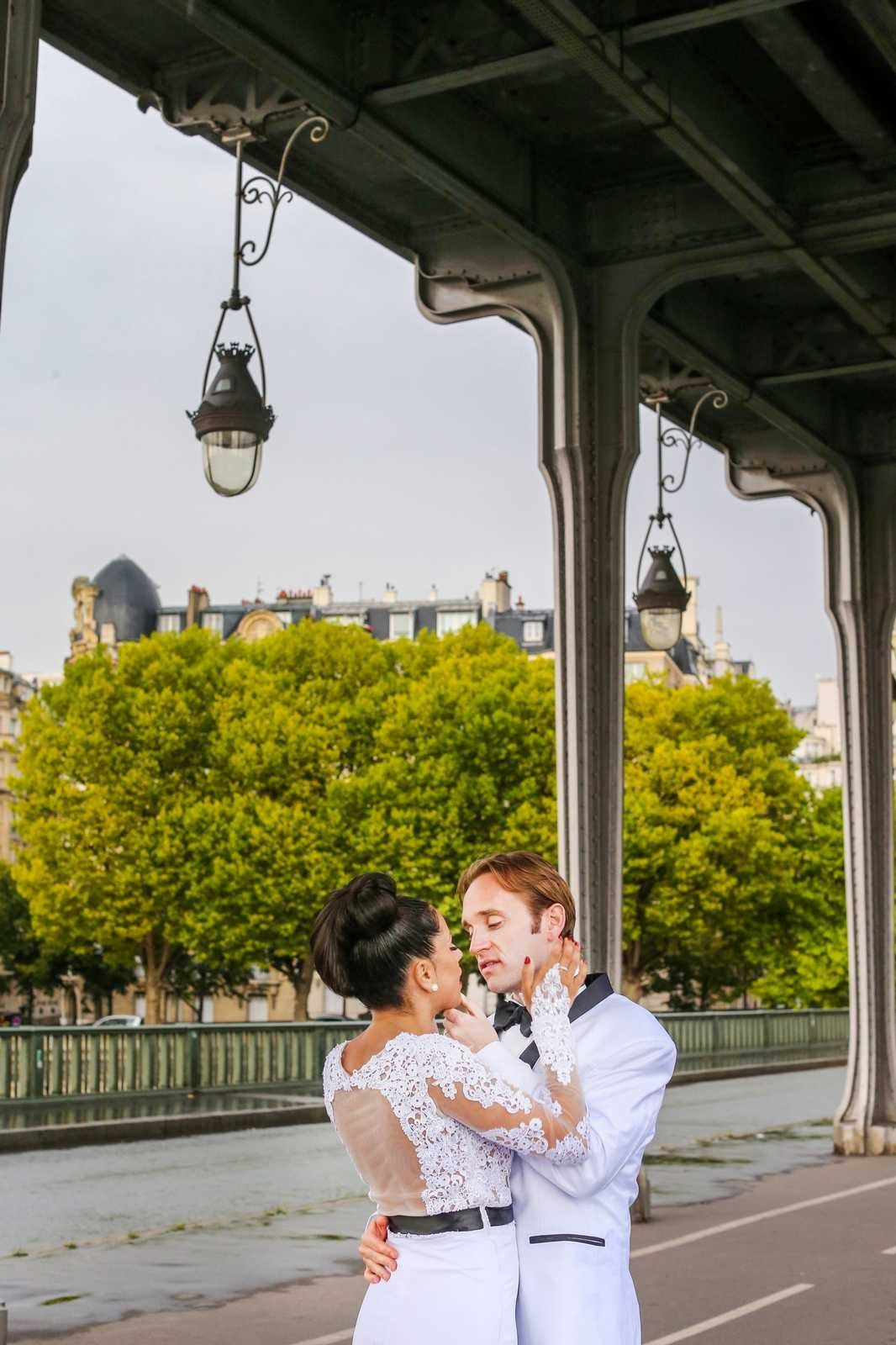 Bir-Hakeim Bridge in Paris — The Iconic Location for Luxury Proposal & Elopement Photography. Photographe à Paris