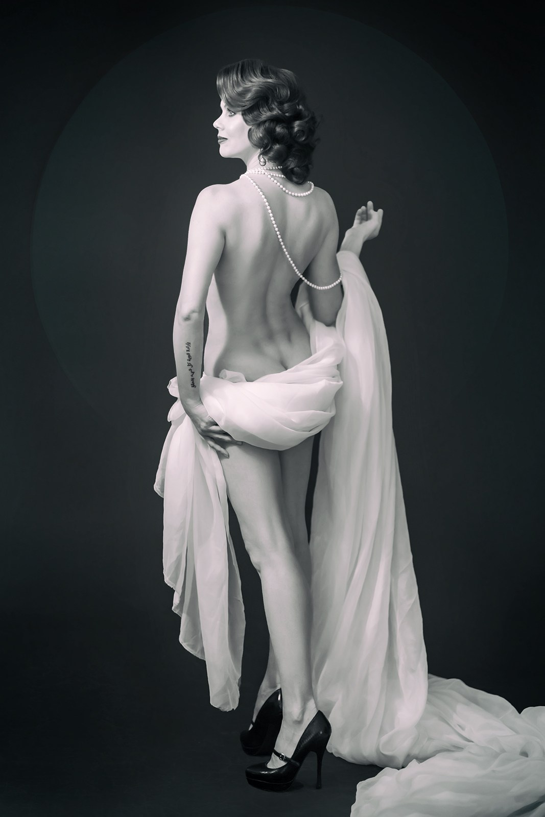 Эстетический арт-портрет со спины, женственность и лёгкость