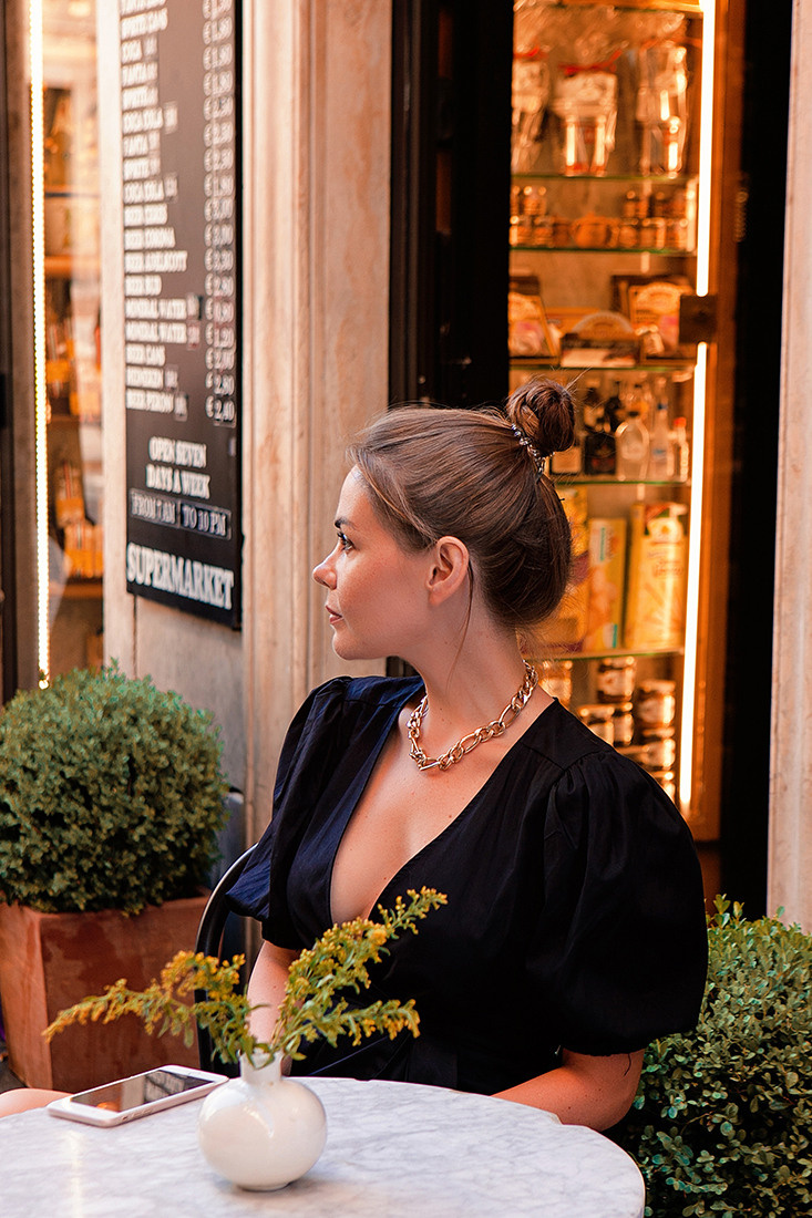 Typical roman cousin. Professional photographer based in Rome
