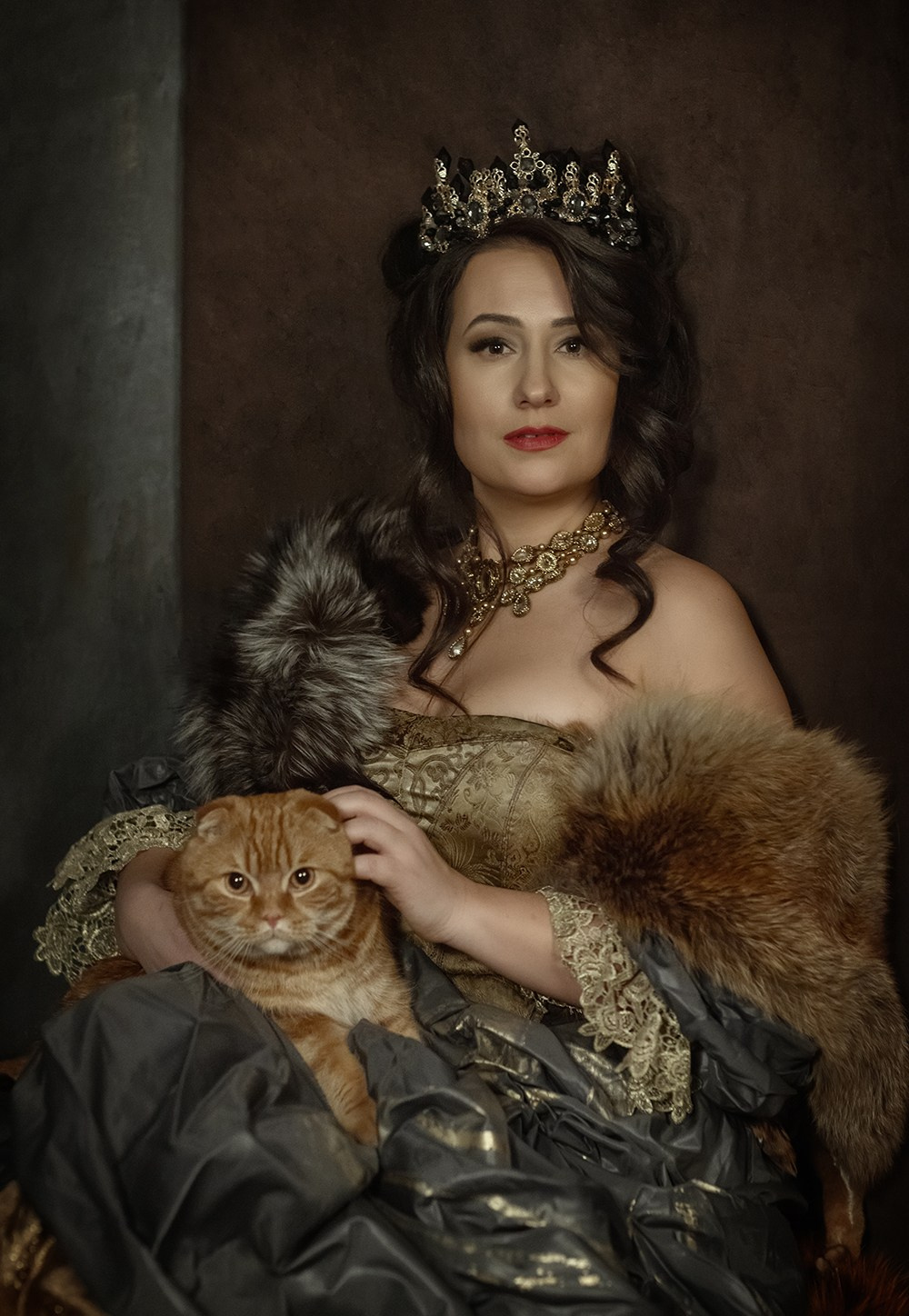 Стилизованный портрет в образе королевы с золотой короной и мехами