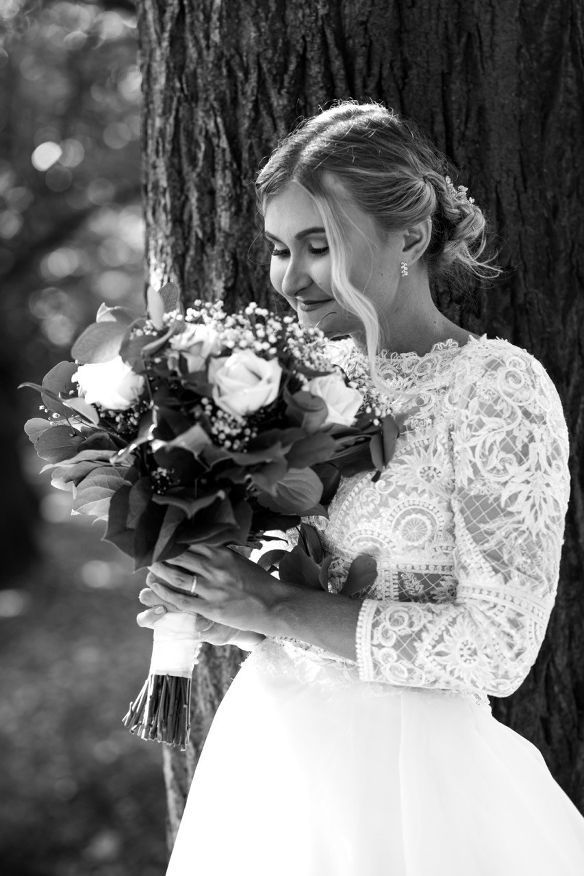 Svatební tým — svatební fotograf a kameraman. Dana Lišková — Empatická fotografka | Introspektivní umělkyně | Neurodivergentní koučka| Zakladatelka Artepy.cz