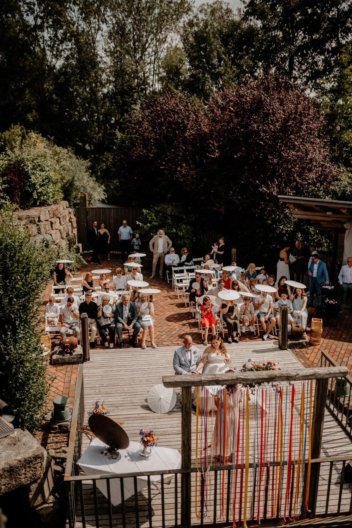 Freie Trauung draußen im Brückenbaron, Hochzeitsfotograf Würzburg