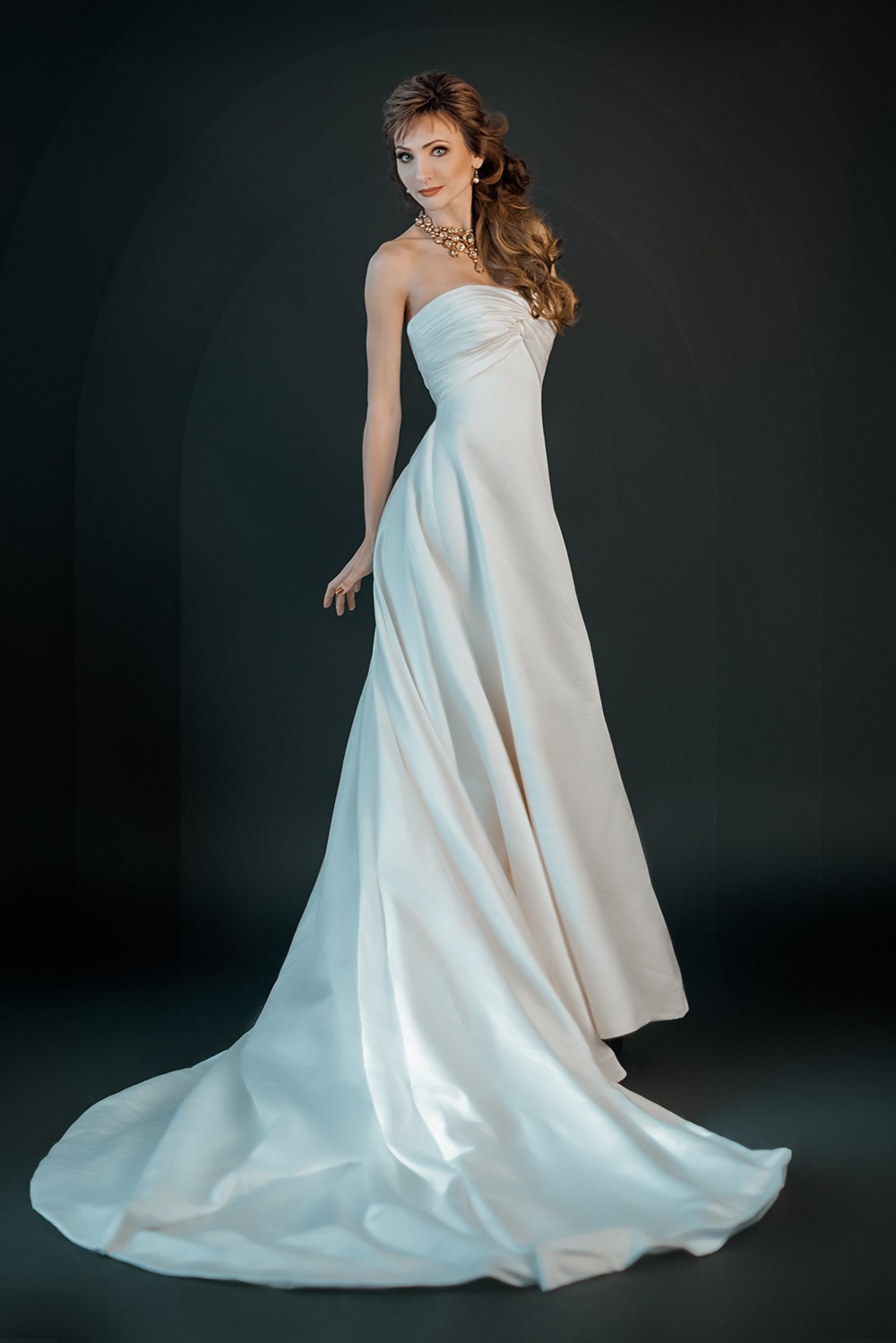 Минималистичная фотосессия в белом, женственный силуэт