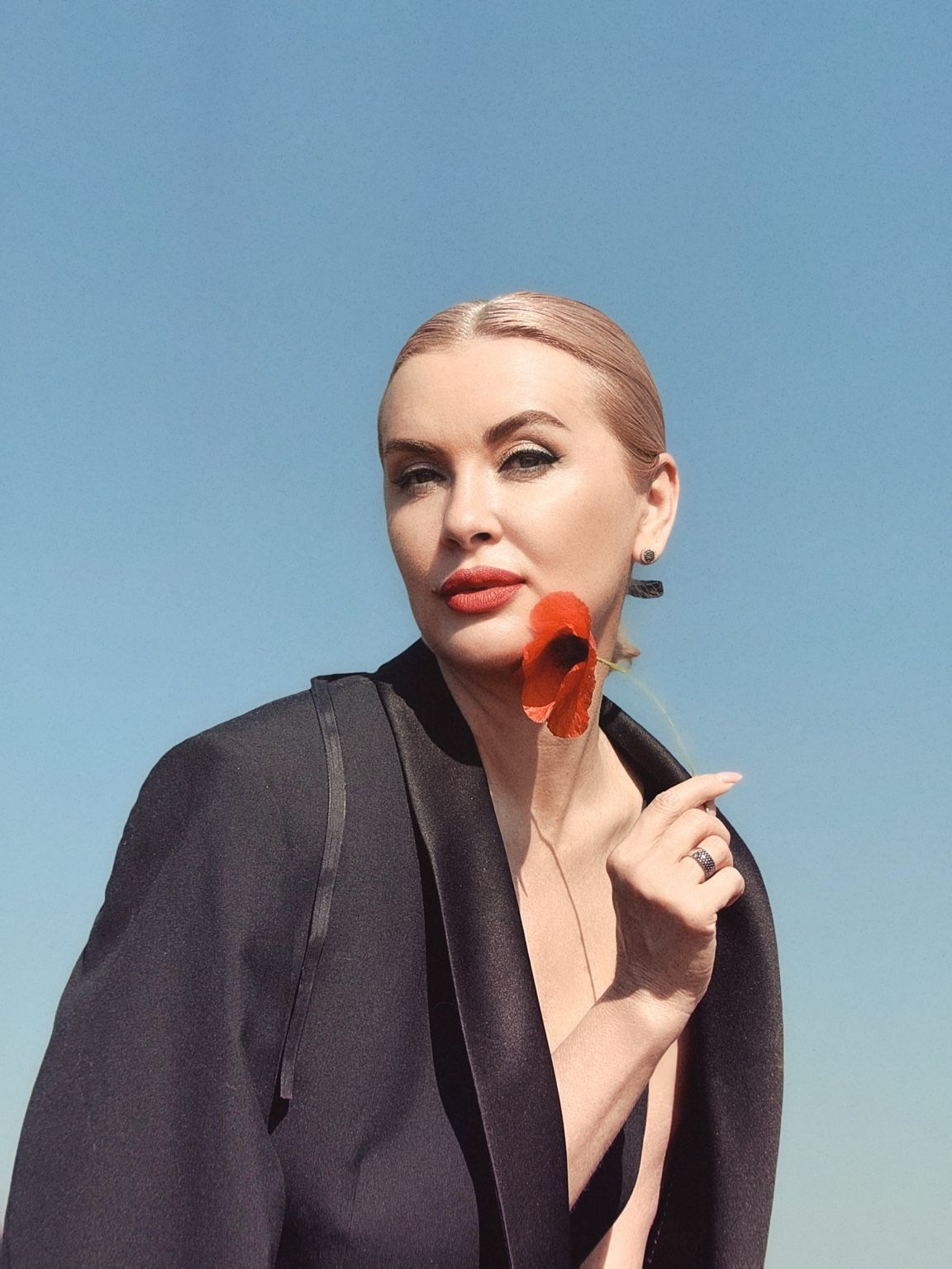 Портрет женщины с цветком мака