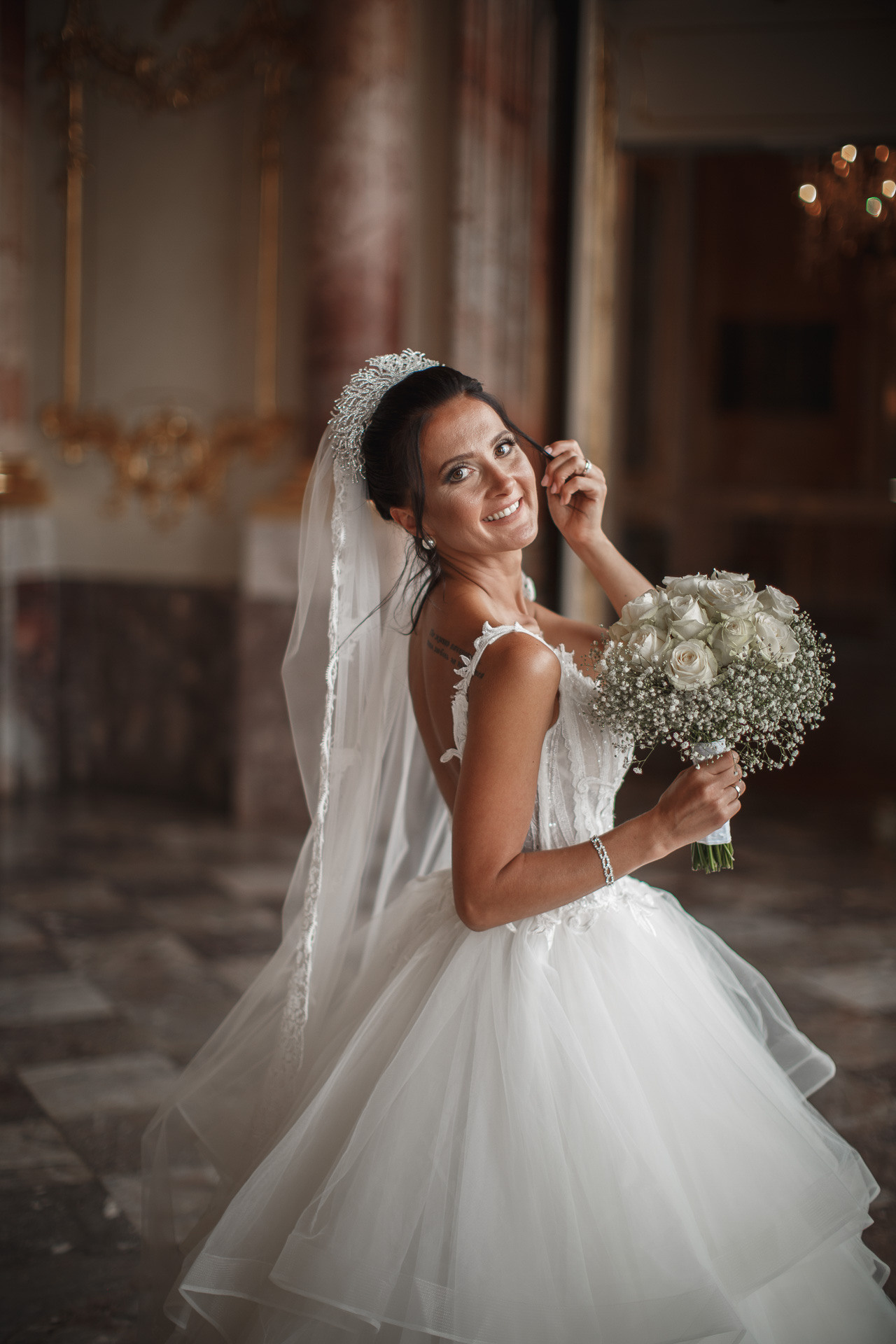 Porträt der strahlenden Braut vor der romantischen Kulisse des Schlosses Bruchsal.