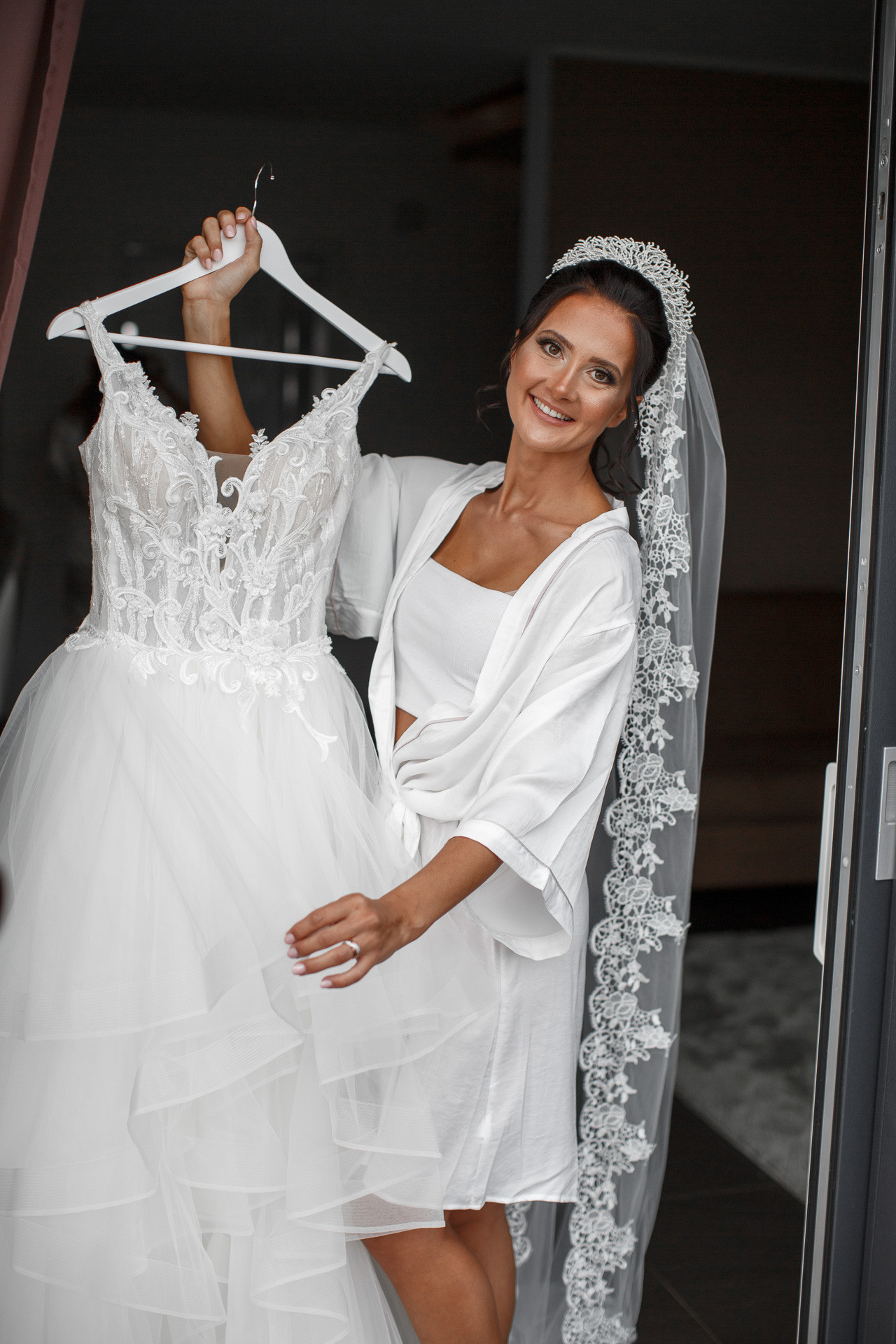 Romantisches Brautportrait: Die Braut zeigt ihr bezauberndes Hochzeitskleid und strahlt vor Glück in Karlsruhe.