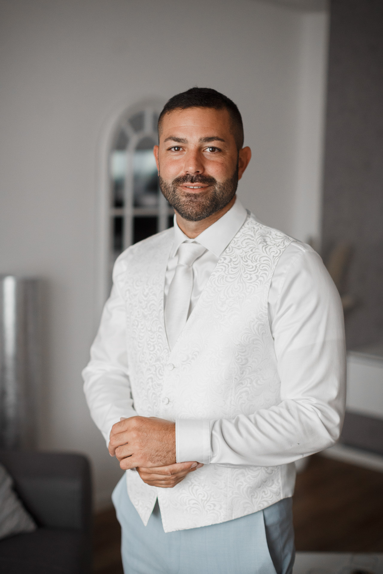 Ein Portrait vom Brätigam bei seinen Vorbereitungen auf die Hochzeit in Karlsruhe.