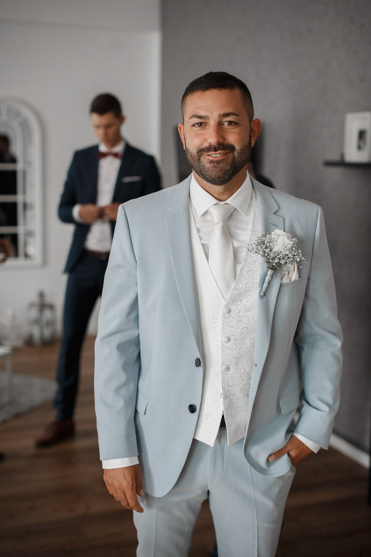 Ein herzlicher Augenblick: Der Bräutigam lacht mit seinen engsten Freunden während der Vorbereitung in Karlsruhe.