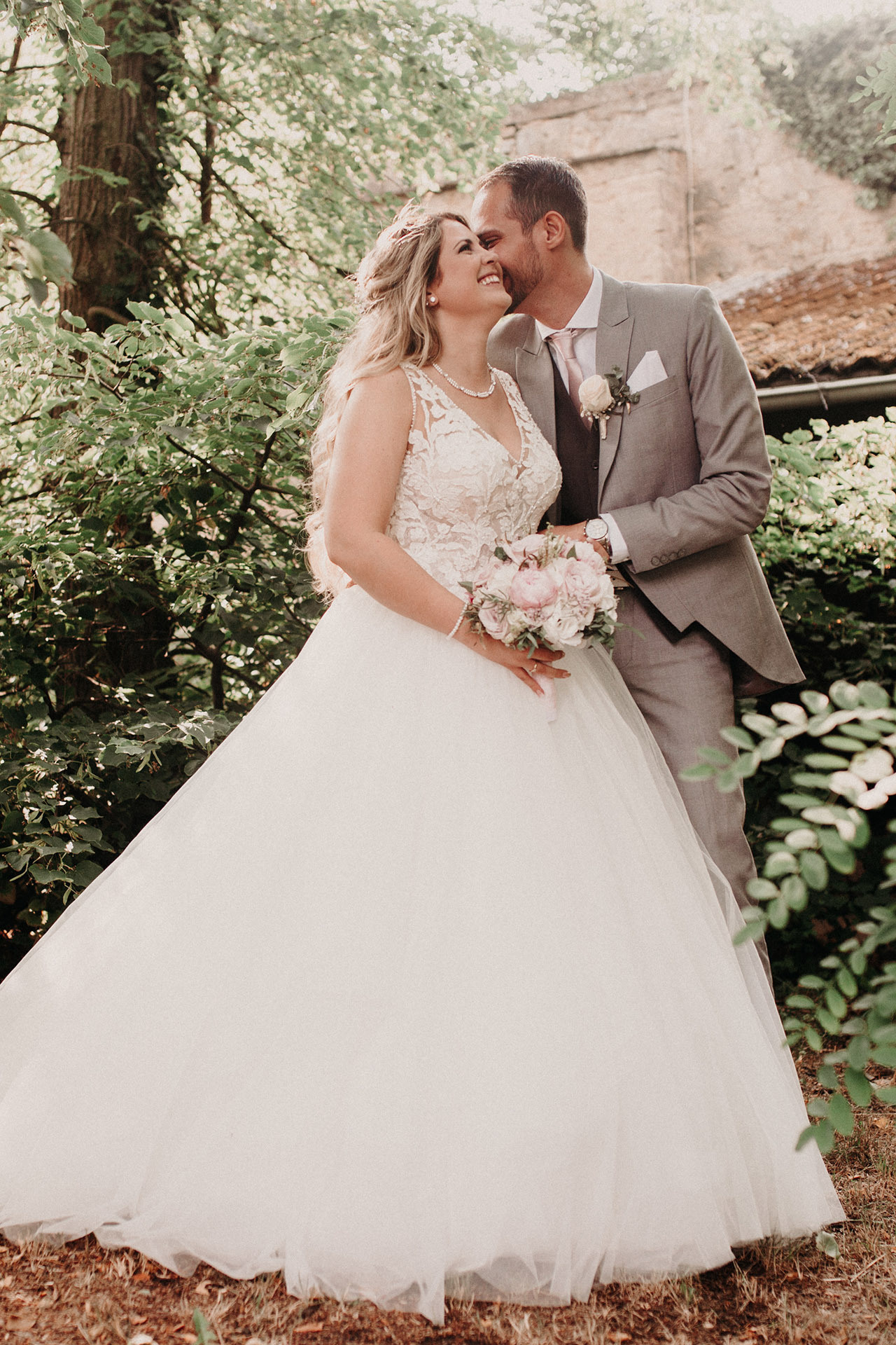 Glückliches Brautpaar im Grünen – authentische Hochzeitsfotografie mit natürlichem Licht