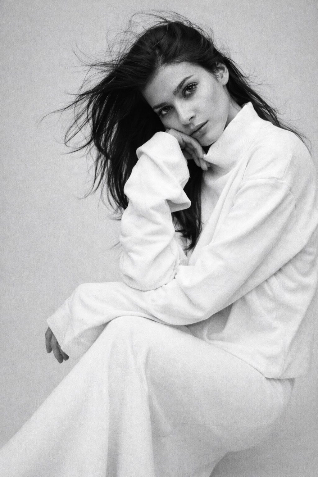 Портрет девушки в белом с движением волос