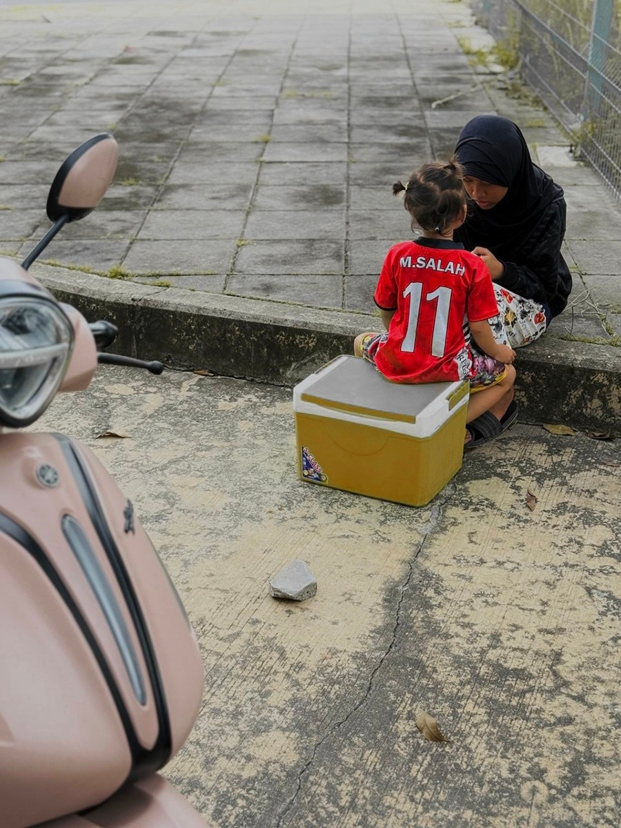 Уличная фотография. Красный_2. Портретный фотограф Алена Новгородцева