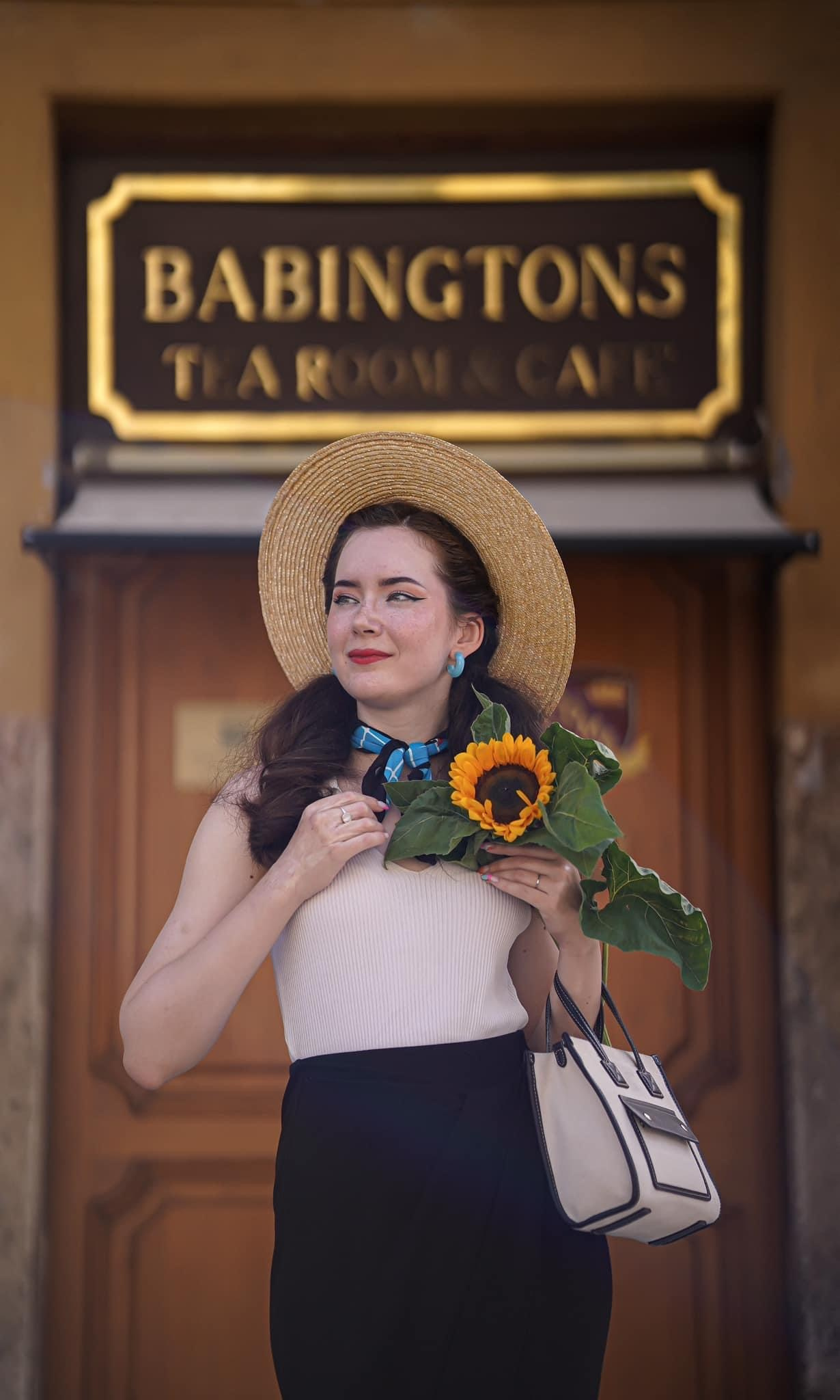 Girl with a sunflower — portrait photo session in Rome