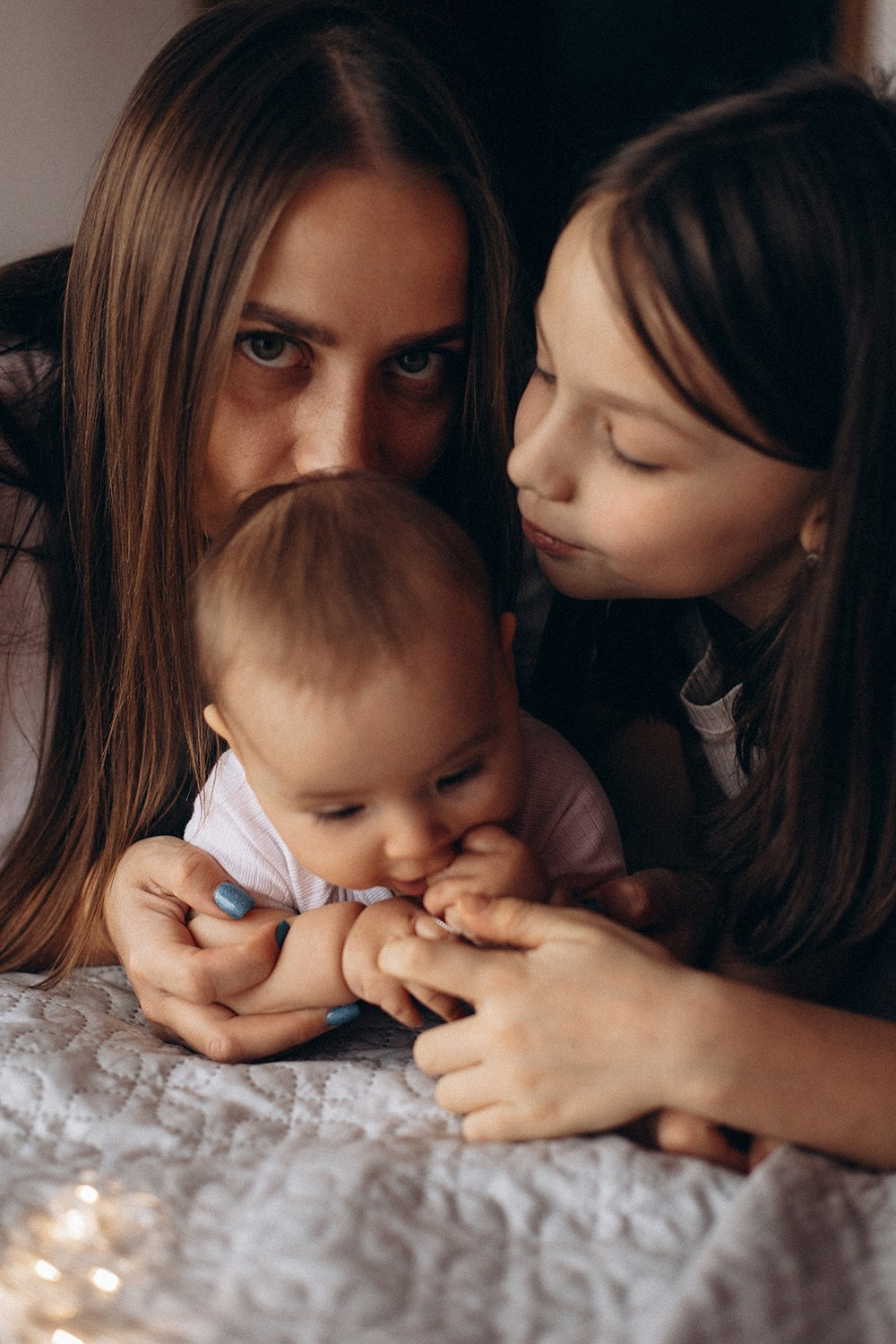 Фотосессия мамы и любимых дочек в домашней атмосфере. Family and Individual Photographer in Vilnius Elena Raduke