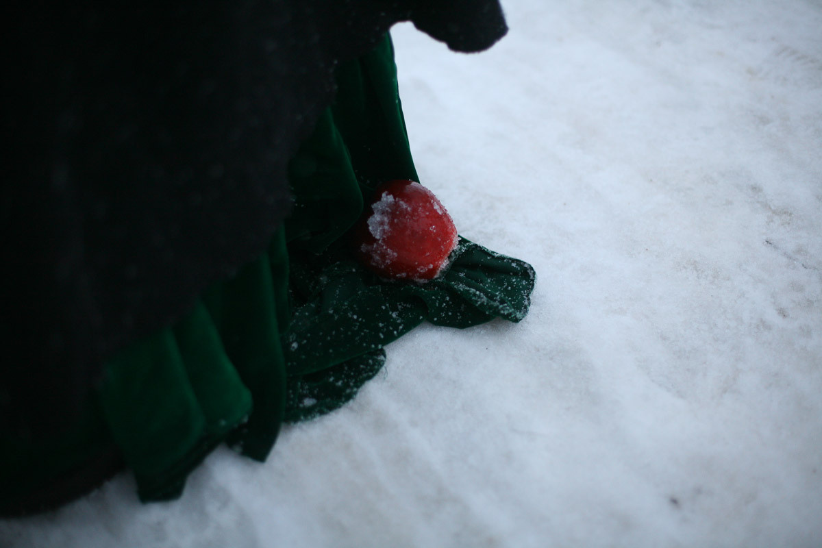 Люда и яблоки старой зимы. Виктория Дини. Арт-фотография