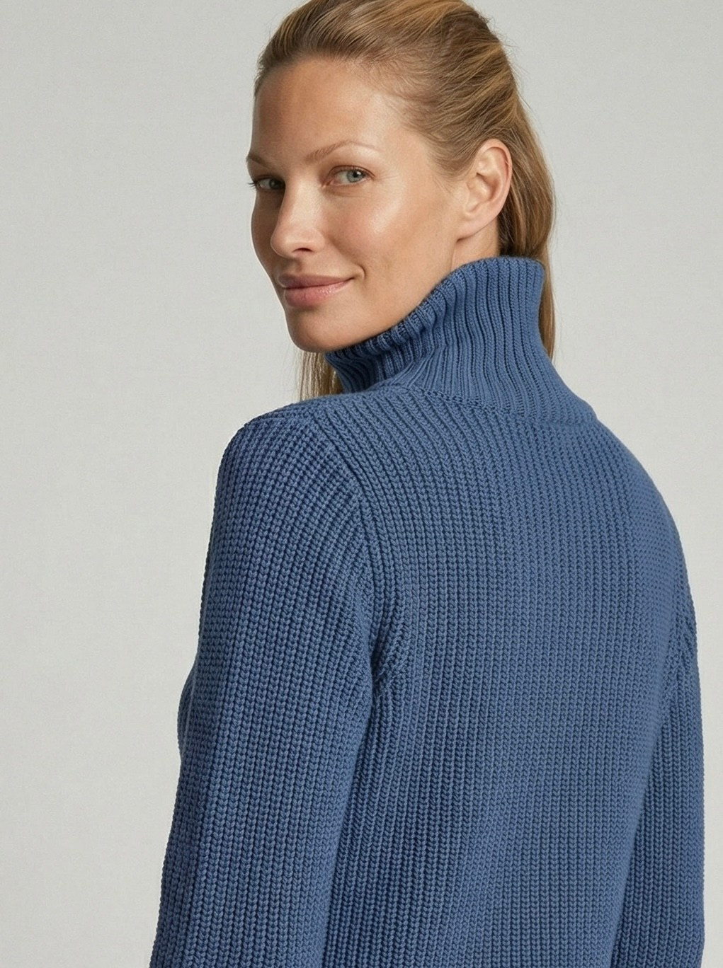 Professionelles KI-Lifestyle-Bild Pullover für E-Commerce