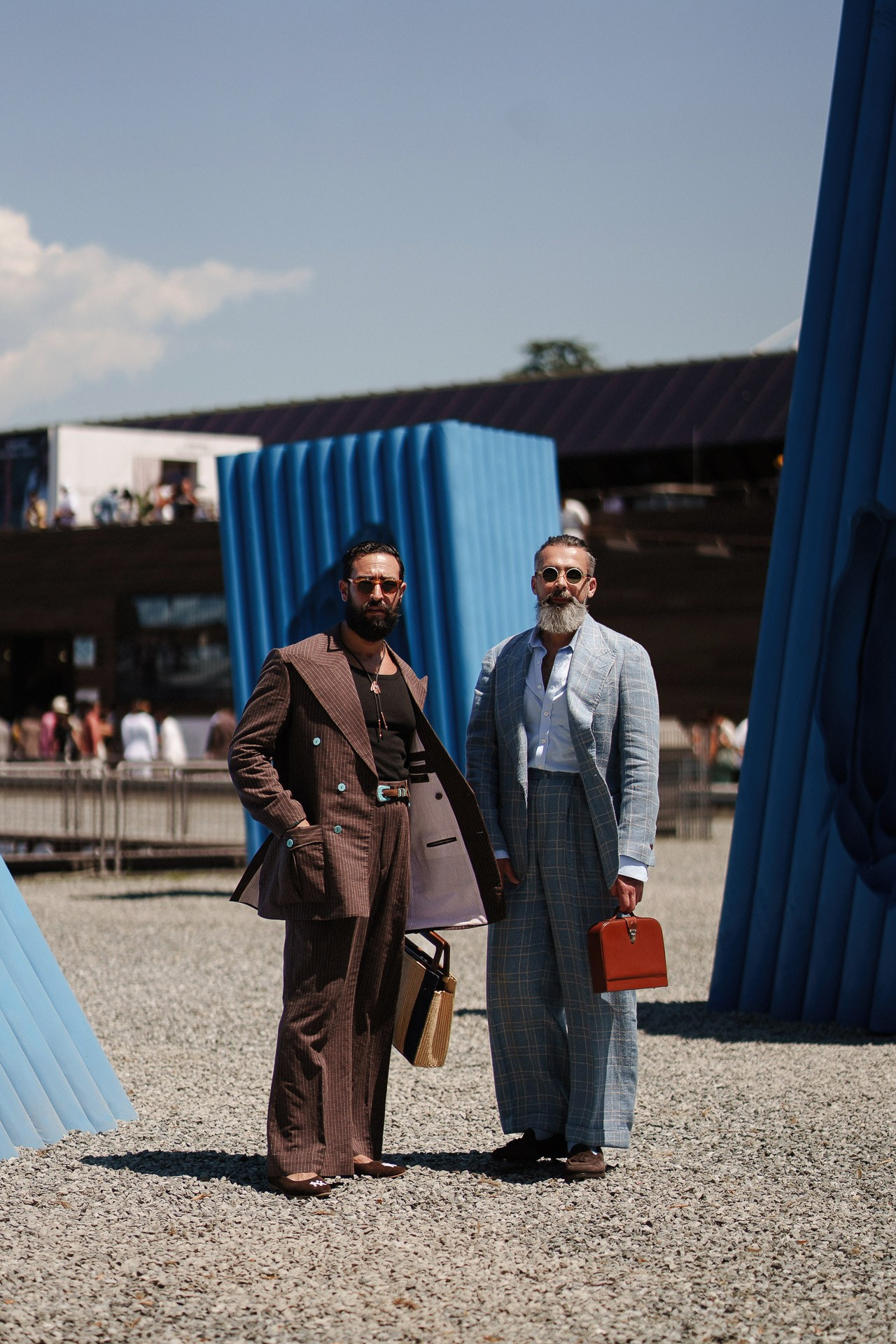 Ospiti menswear di Pitti Uomo 110 in posa vicino all’installazione blu alla Fortezza da Basso