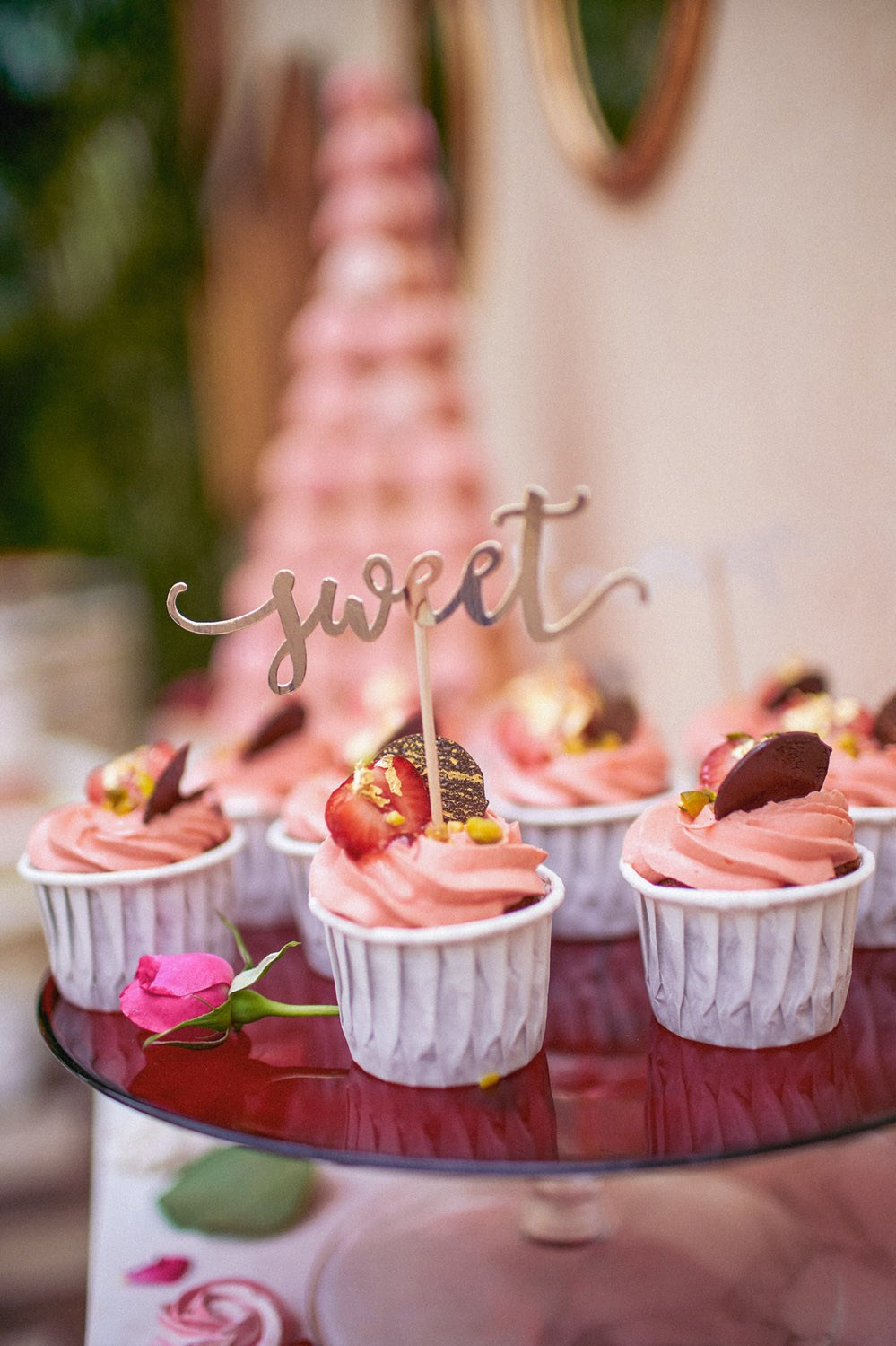 Lovingly created cupcakes prepared for wedding guests at the Villa Richter in Prague.