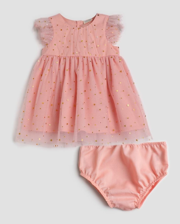 Fotografia editorial de roupas para ensaio de família com estética minimalista