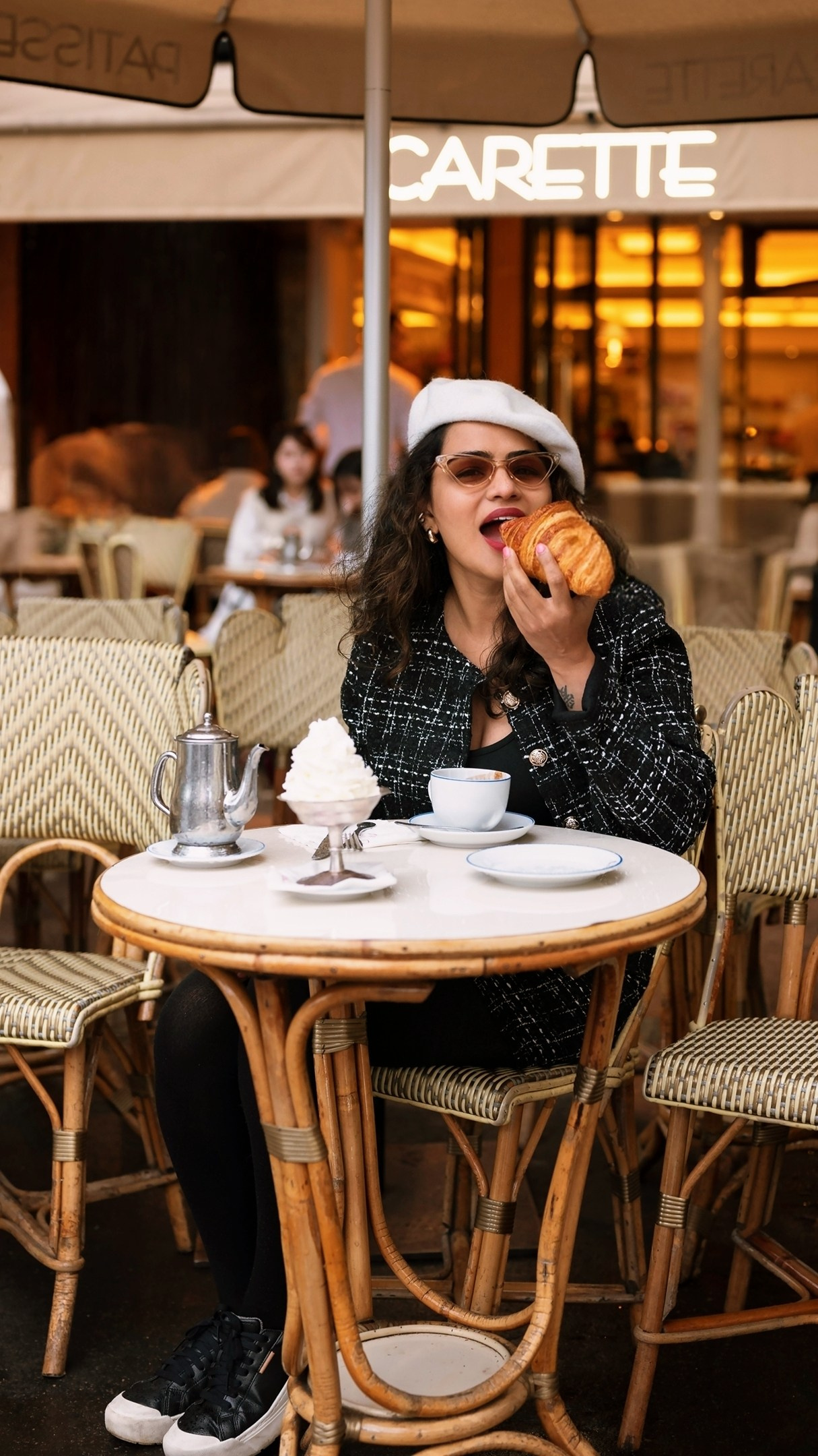 Street photoshoot in Paris. Alina Tagzieva- a photograper in Paris