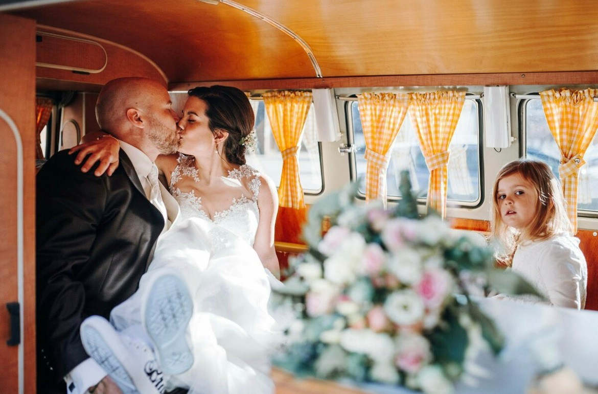 Rustikale Hochzeit mit dem Bulli Bus. Hochzeitsfotografie in Berlin Nataliia Schütze