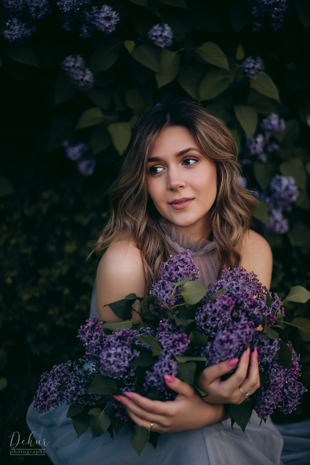 Beauty Fotoshooting im Flieder in Bad Rappenau. Frauen Fotografie in Heilbronn, Stuttgart, Heidelberg, Öhringen.