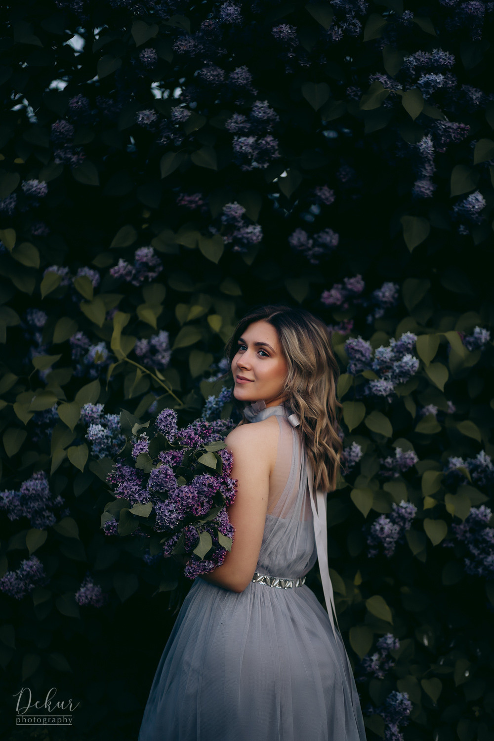 Stylisches Beauty Fotoshooting im Flieder in Bad Rappenau. Frauen Fotografie in Heilbronn, Stuttgart, Heidelberg, Öhringen.