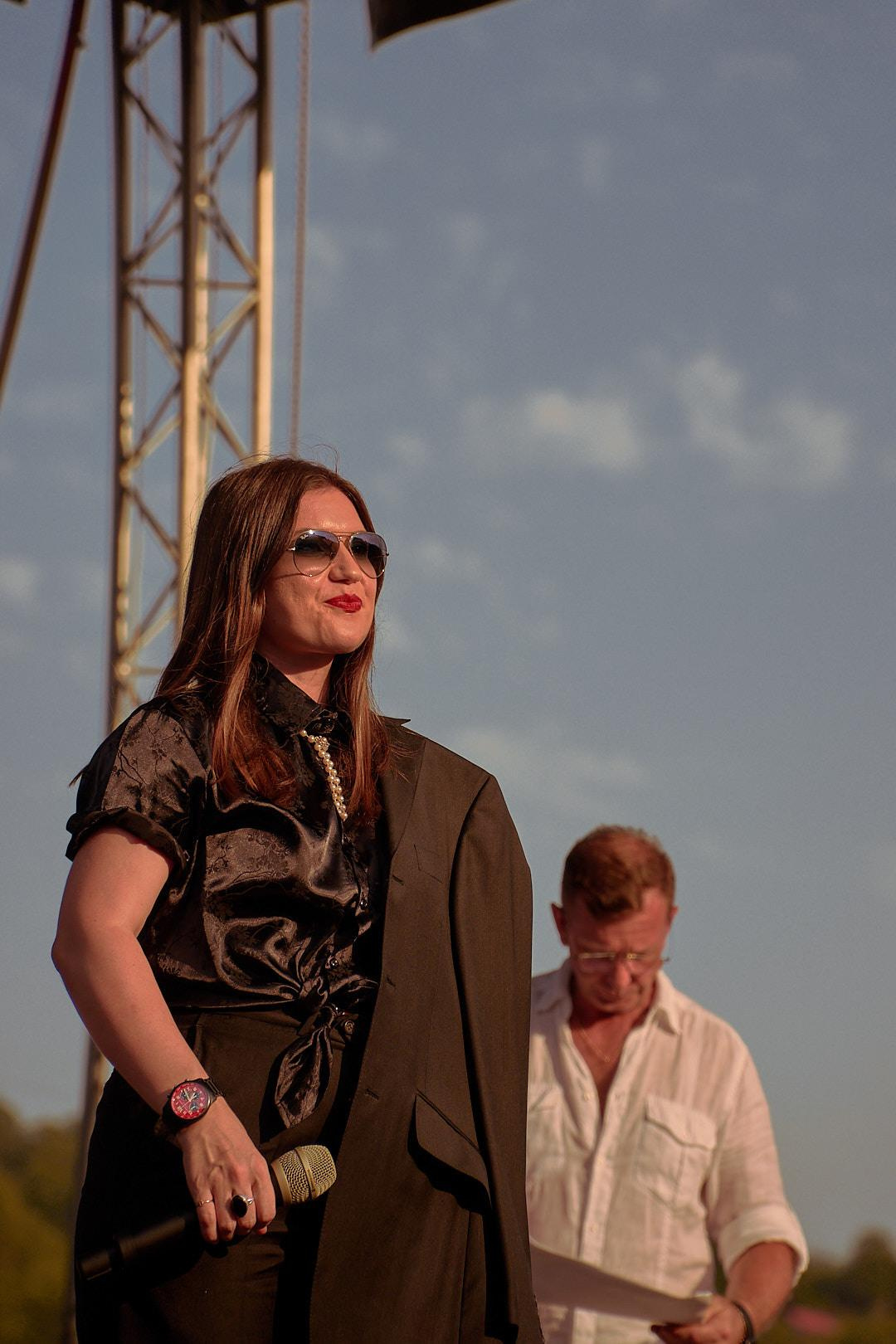 Anna Vernov sur scène devant le jury de Icon Music fest