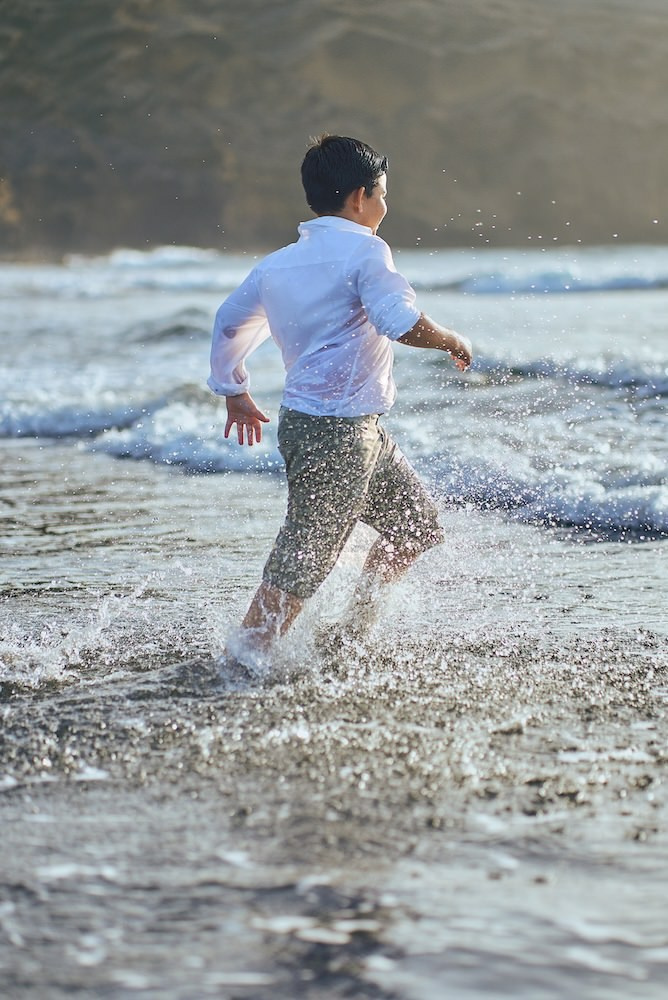 Fotografía de comunión natural en Tenerife, juego y risas en la orilla