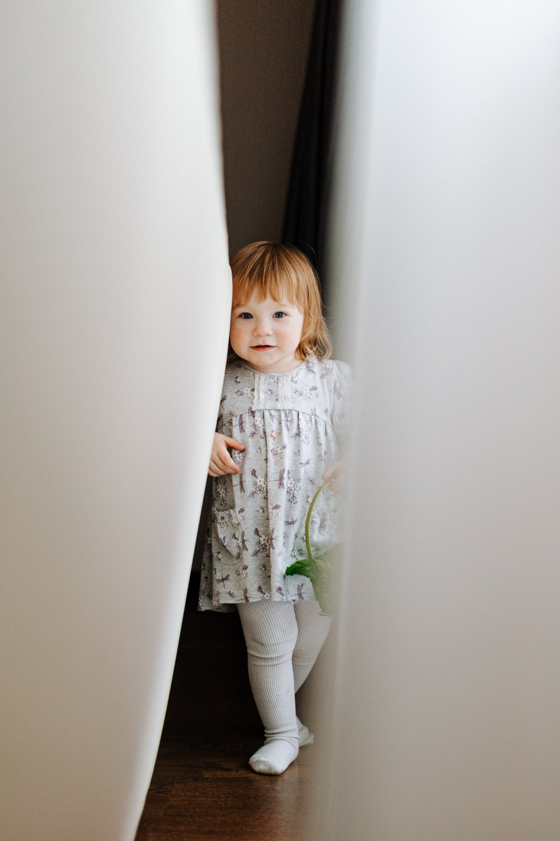 Ģimenes fotosesijas mājās ar īpašu enerģiju