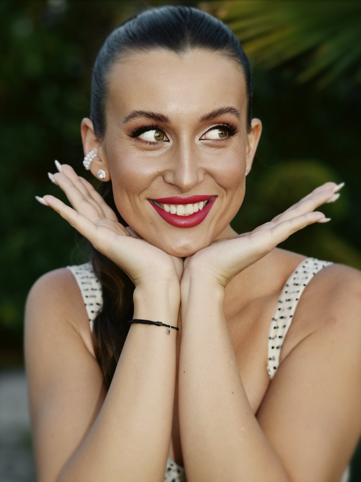 Женский портрет в городе с естественной улыбкой