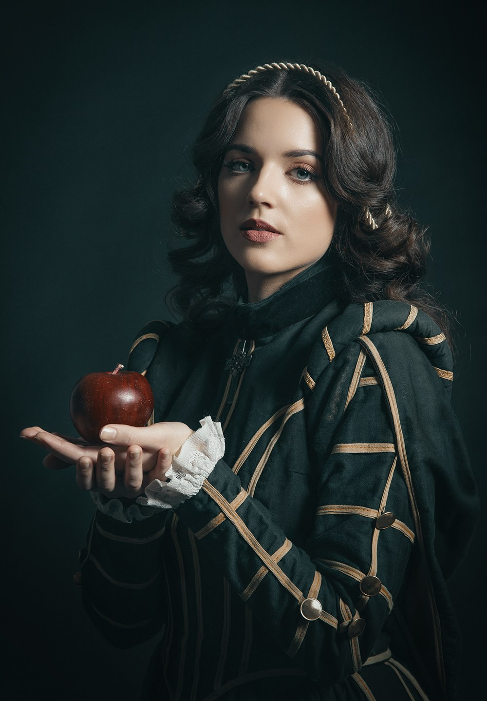 Стилизованный портрет в образе готической дамы с яблоком