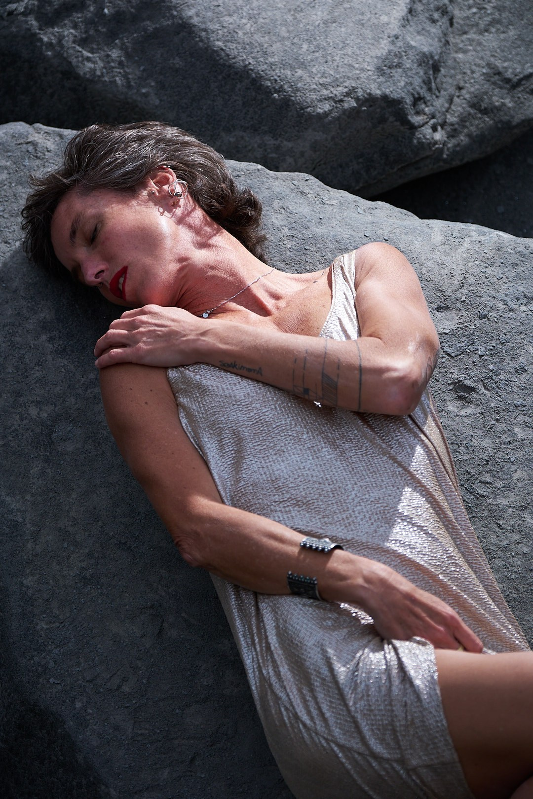 Retratos con Fortaleza: Tres Mujeres, Tres Historias de Superación