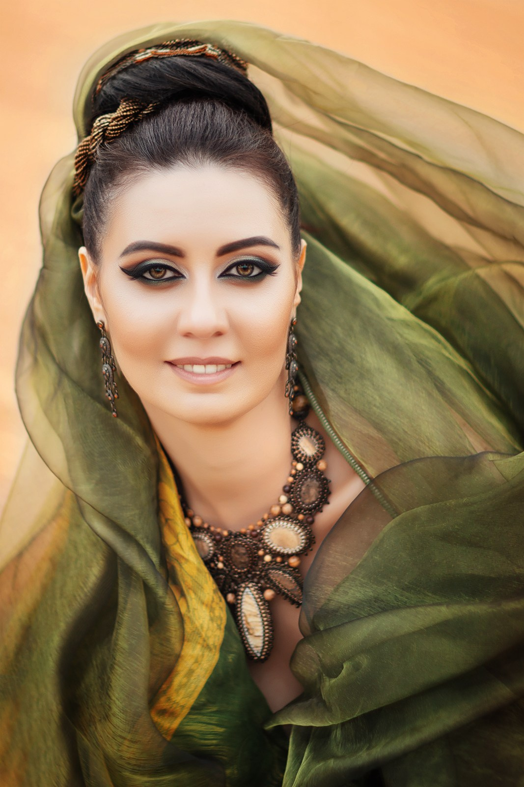 Портрет девушки в зелёной вуали и восточном украшении, арт-фотосессия в студии