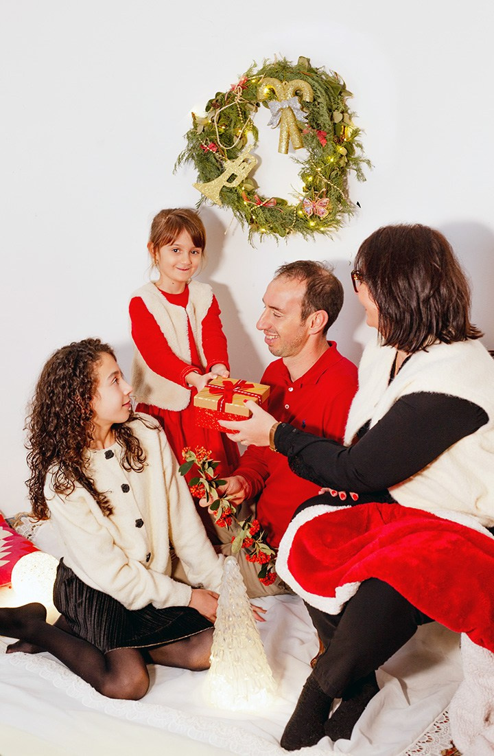 Famille complice photographiée en studio près de Tours